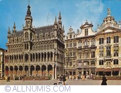 Bruxelles - Piaţa Mare (Grand Place). Victor Hugo a locuit  la nr. 26-27 în 1852