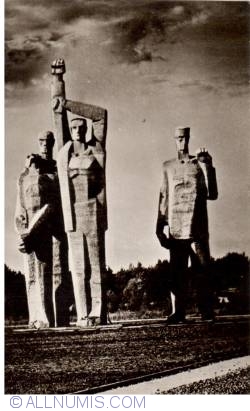 Ansamblul Memorial Salaspils - Grup statuar ”Victorie”
