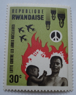 30 Centimes - Mamă și copil, avioane aruncând bombe