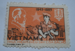 10 Dong 1985 - Profile of Ho Chi Minh and policeman