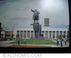 Leningrad -  Lenin Monument in Lenin Square