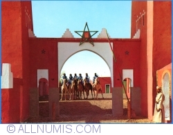 Marocul de Sud - Soldați călare pe cămile (mehariști) în fața postului de M'hamid