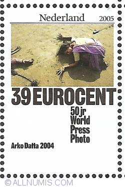 Image #1 of 39 Eurocent 2005 - World Press Photo - Arko Datta 2004