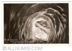 Image #1 of Chamonix - Cabana de pe Gheţarul Bossons văzută din interiorul Grotei (Le Chalet du Glacier de Bossons vu de l'interieur de la Grotte) (1950)